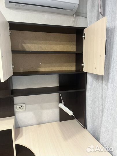 Компьютерный стол с полками и тумбой