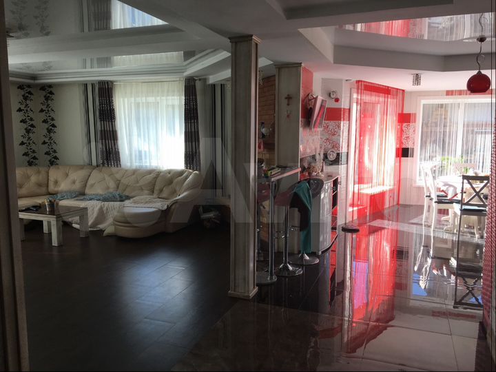 Коттедж 392 м² на участке 9 сот.