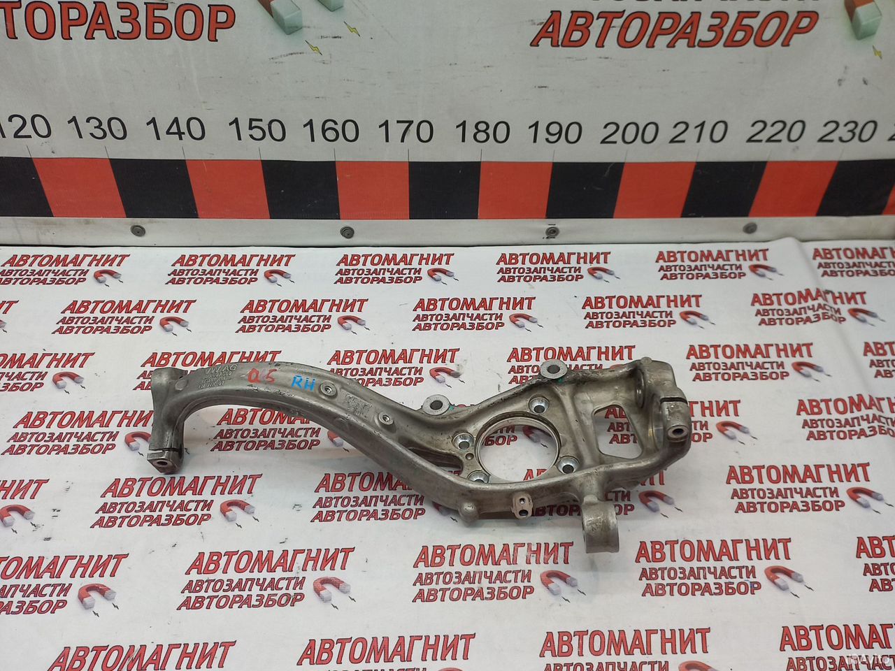 Кулак поворотный правый Ауди Q5 Audi Q5