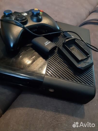 Xbox 360 E 2013 года с kinect (диск в подарок)