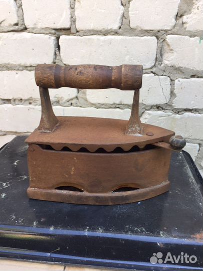 Старинный угольный утюг