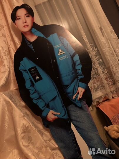 Ростовая фигура участника BTS Чон Хосока