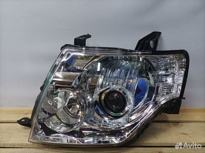 Фара левая Mitsubishi Pajero 4 2006