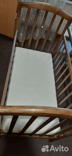 Детская кроватка с маятником