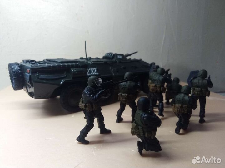 Модель бтр 80 с фигуроми солдат в 35 масштабе