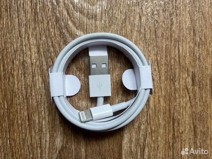 Кабель зарядки Lightning USB на iPhone