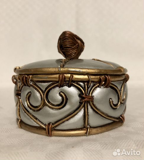 Металлическая шкатулка с декоративными элементами