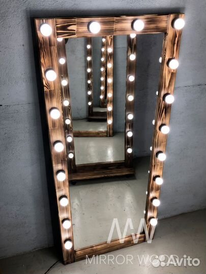 Гримерное зеркало с лампочками на подставке