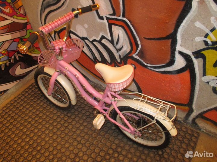 Детский велосипед с ручкой