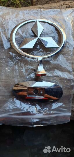 Эмблема mitsubishi