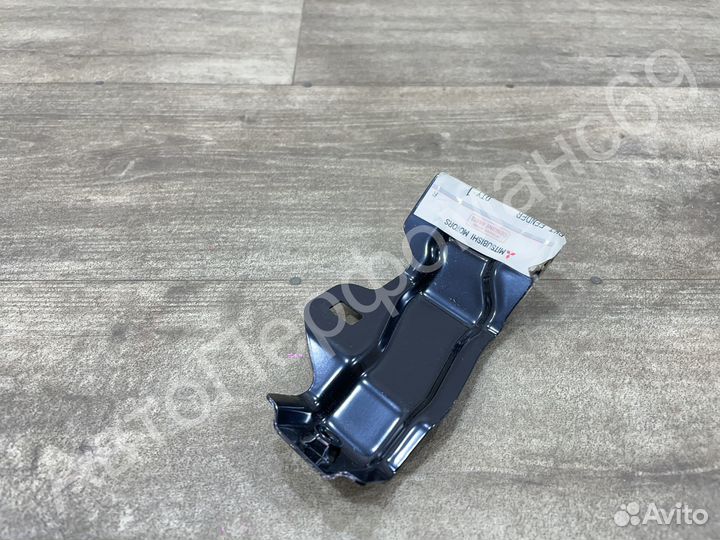 Кронштейн переднего правого крыла Pajero 4