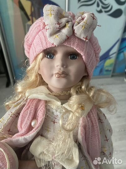 Кукла фарфоровая