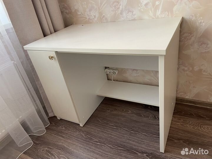 Стол комьютерный.Кровать односпальная.Шкафы