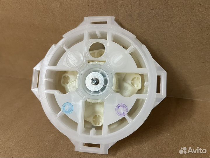 Моторчик правого зеркала Toyota RAV4 50