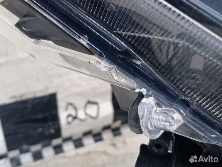 Фара правая Toyota Rav4 XA50 LED
