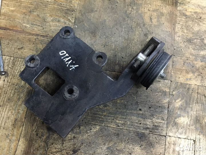 Ролик с кронштейном geely otaka