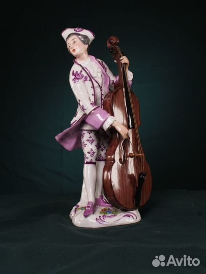 Фарфоровая статуэтка 