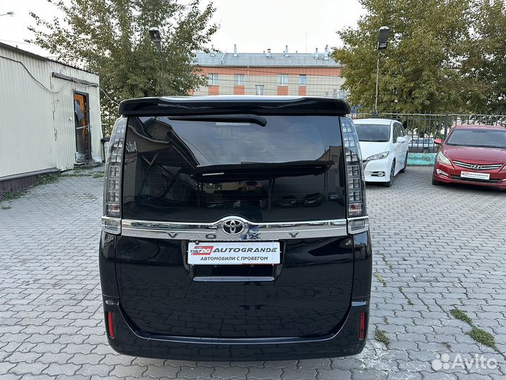 Toyota Voxy 2.0 CVT, 2016, 122 315 км