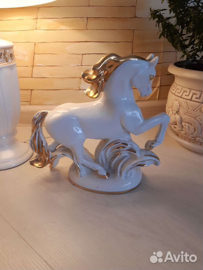 Фарфоровая статуэтка лфз Конь