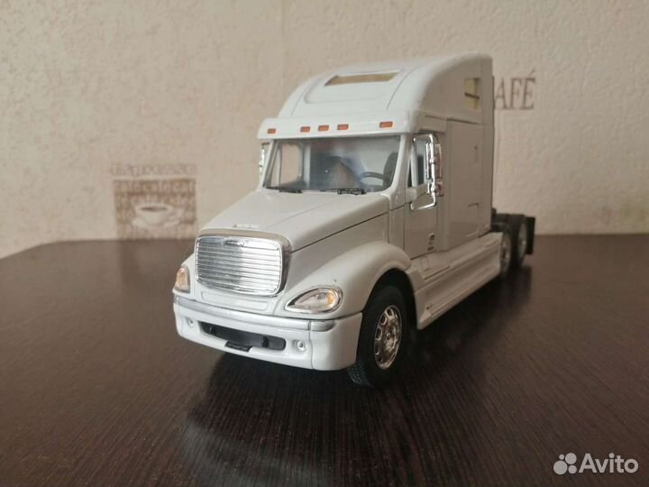 Модель freightliner 1/32