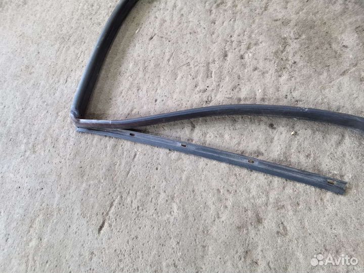 Уплотнитель проёма двери задний правый carisma