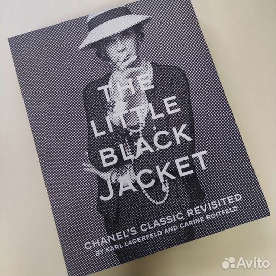 Книга The Little Black Jacket Chanel