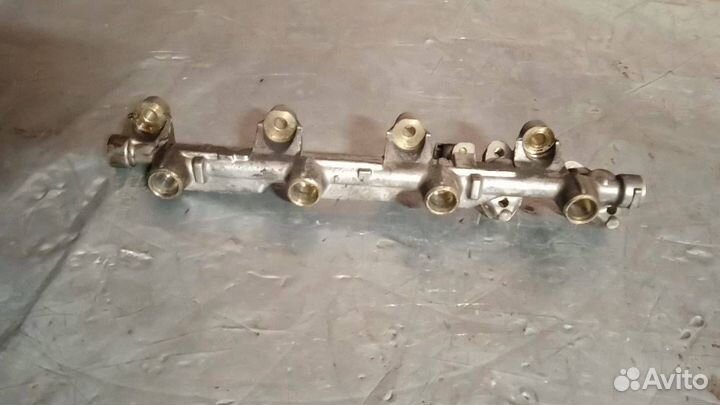 Топливная рампа Mitsubishi Carisma рест. 2001