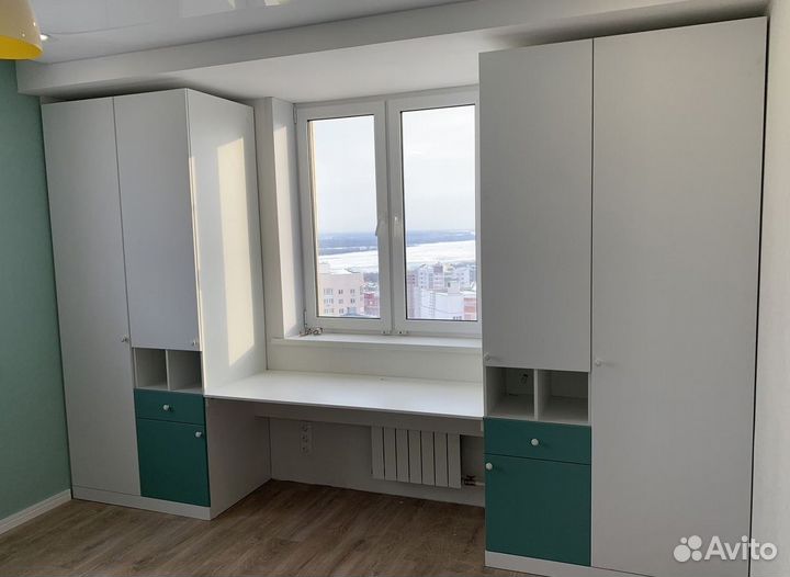 Стол у окна, рабочее место и шкафы под заказ
