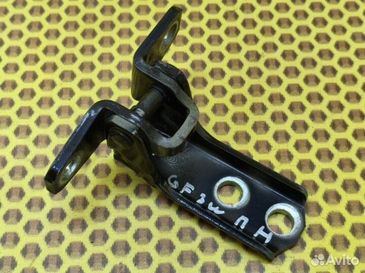 Петля двери передняя нижняя правая Mitsubishi