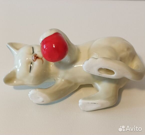 Статуэтка котенок с мячом Danbury Mint