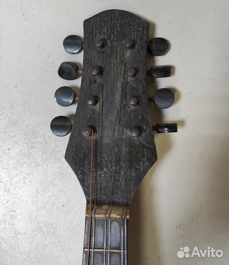 Старинный музыкальный инструмент 