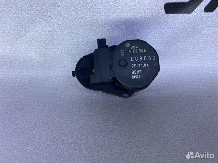 Сервопривод заслонки печки правый Bmw 5 E60