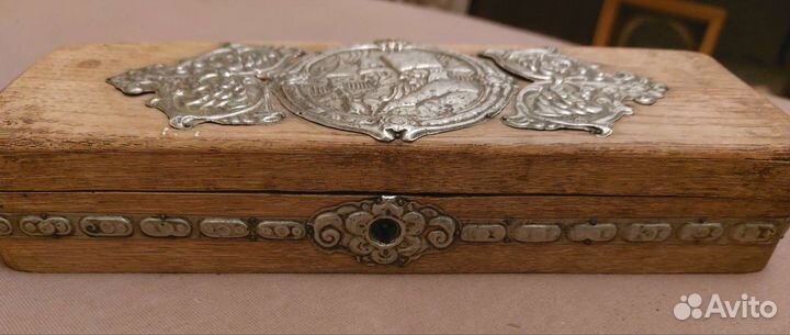 Деревянная шкатулка с чеканкой, старинная, древняя