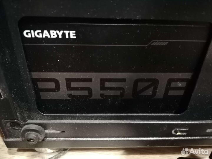 Игровой компьютер с монитором и клавиатурой