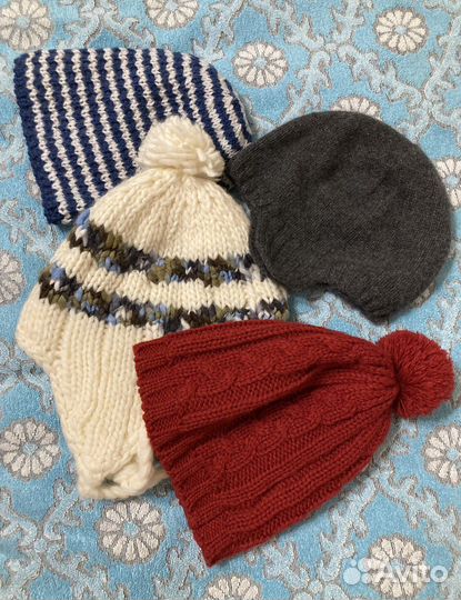 Детские шапки разные, манишки, шарфы, перчатки