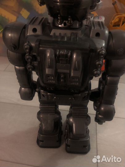 Робот с пистолетом электрический