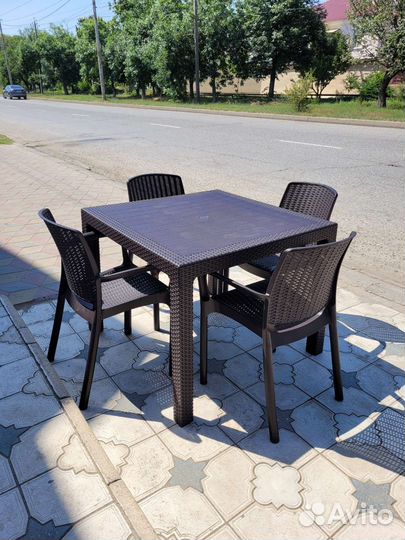 Столик плетеный