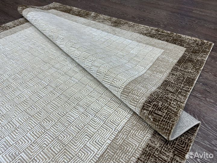 Новый современный ковер, бежевый