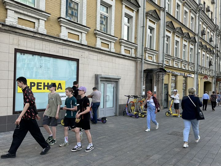 Место на супер трафике у метро под табак и вейпы