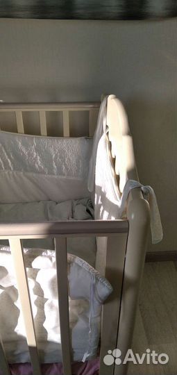 Детская кроватка с продольным маятником