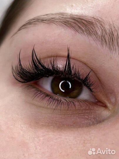 Наращивание ресниц, оформление бровей