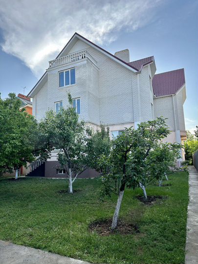 Коттедж 1330 м² на участке 10 сот.