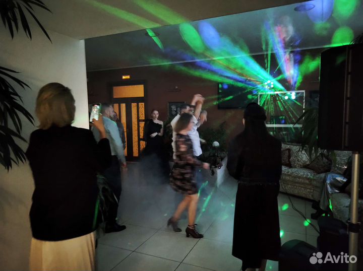 Диджей с аппаратурой на праздник