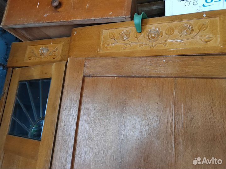 Шкаф СССР с резьбой розы и окном