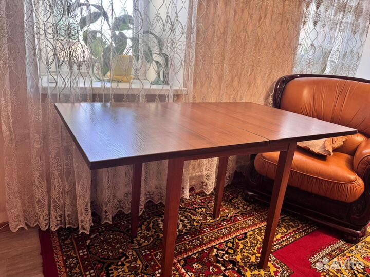 Стол обеденный