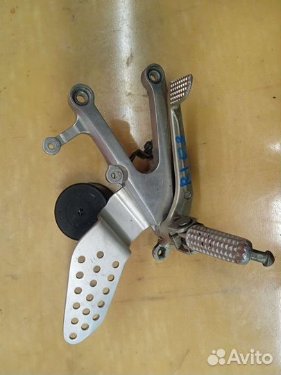 Yamaha R1 2002-2003. Кронштейн водительский правый