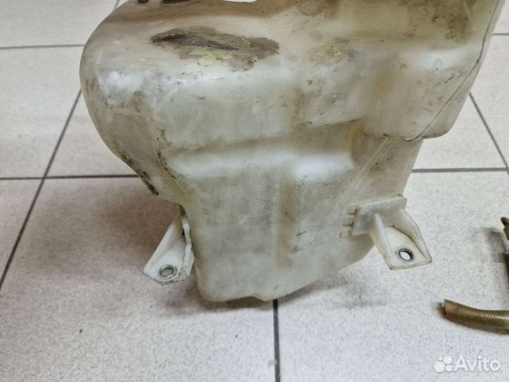 Увеличенный бачок омываетля 6.4л на Audi 100/A6 C4