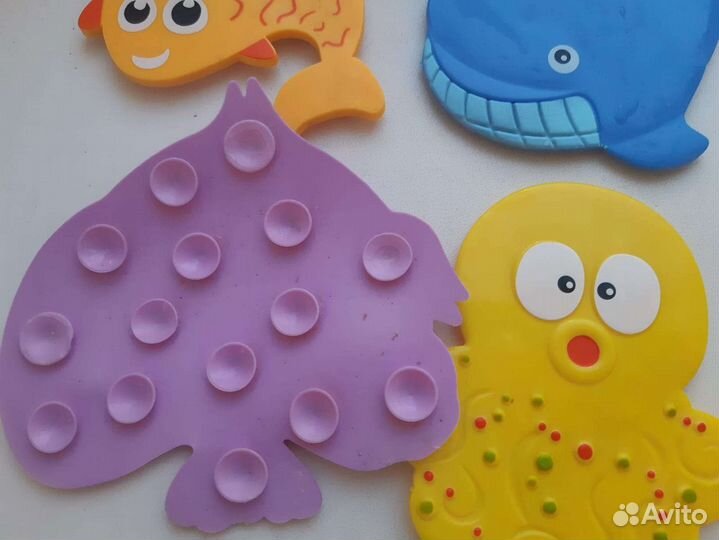 Игрушка и наклейки для ванной