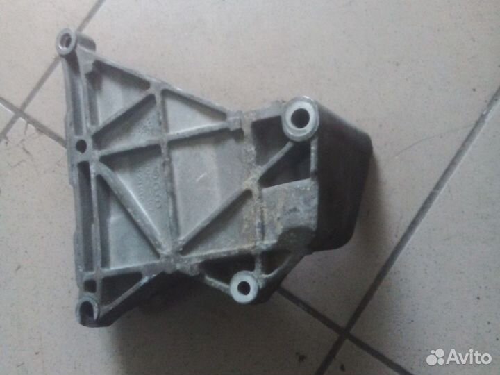 Кронштейн генератора volkswagen т 5