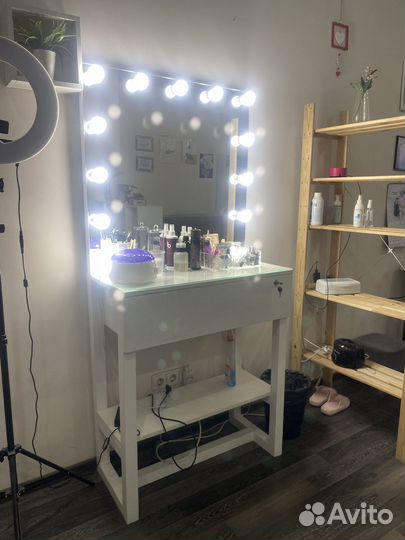 Гримерный столик с зеркалом